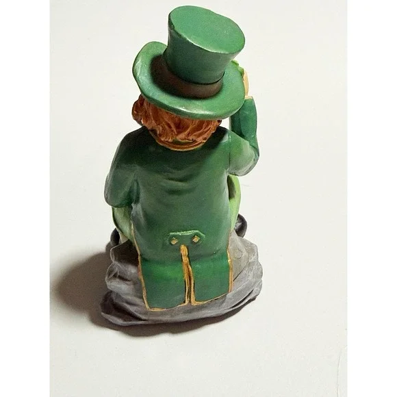 Leprechaun Holding Up A Clover WMG 2006 4" Tall Made In China - Picture 6 of 8